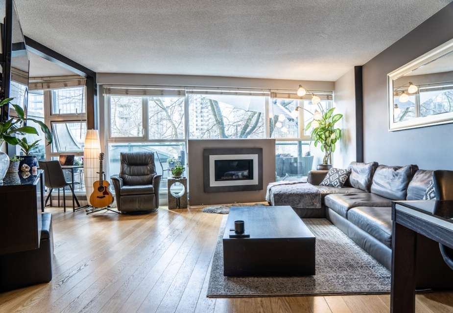 Yaletown Condo with City and Water View - PET FRIENDLY