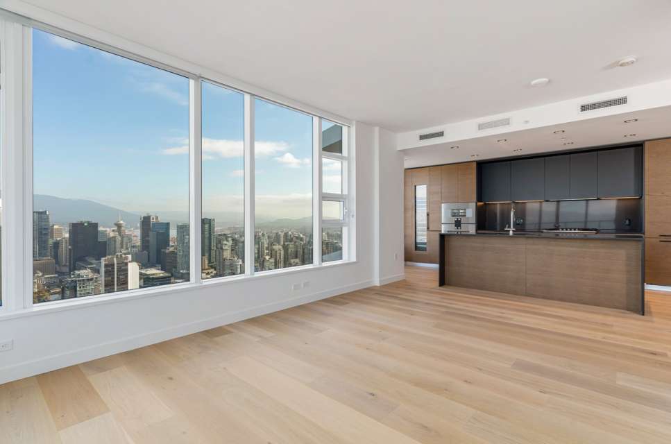 50th Floor Suite with Views and Amenities