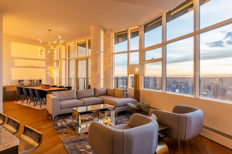 Outstanding Penthouse At The Telus Gardens